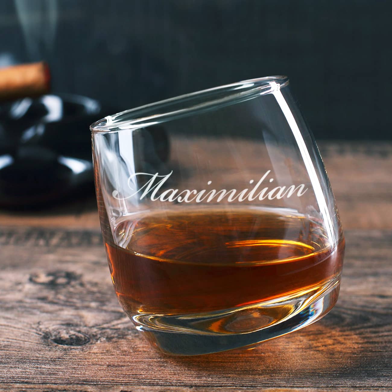 schräg stehender Whisky-Tumbler mit waagerechter Gravur Ihres Wunschnamens