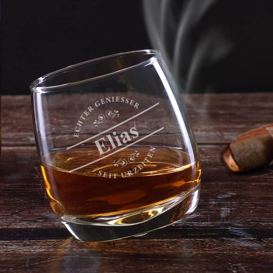 schräg stehendes im Kreis taumelndes Whiskyglas mit gravur Ihres Namens