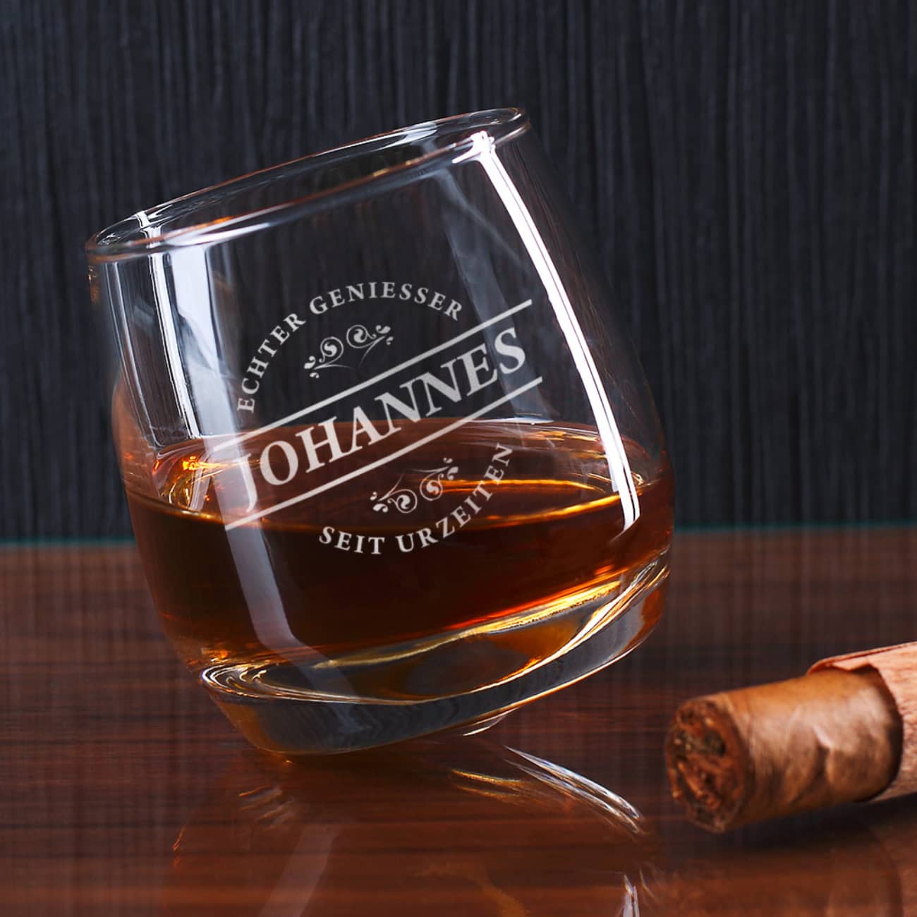 schräg stehendes im Kreis taumelndes Whiskyglas mit gravur Ihres Namens