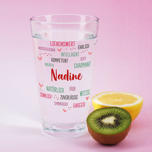 Trinkglas mit positiven Eigenschaften und Name bedruckt