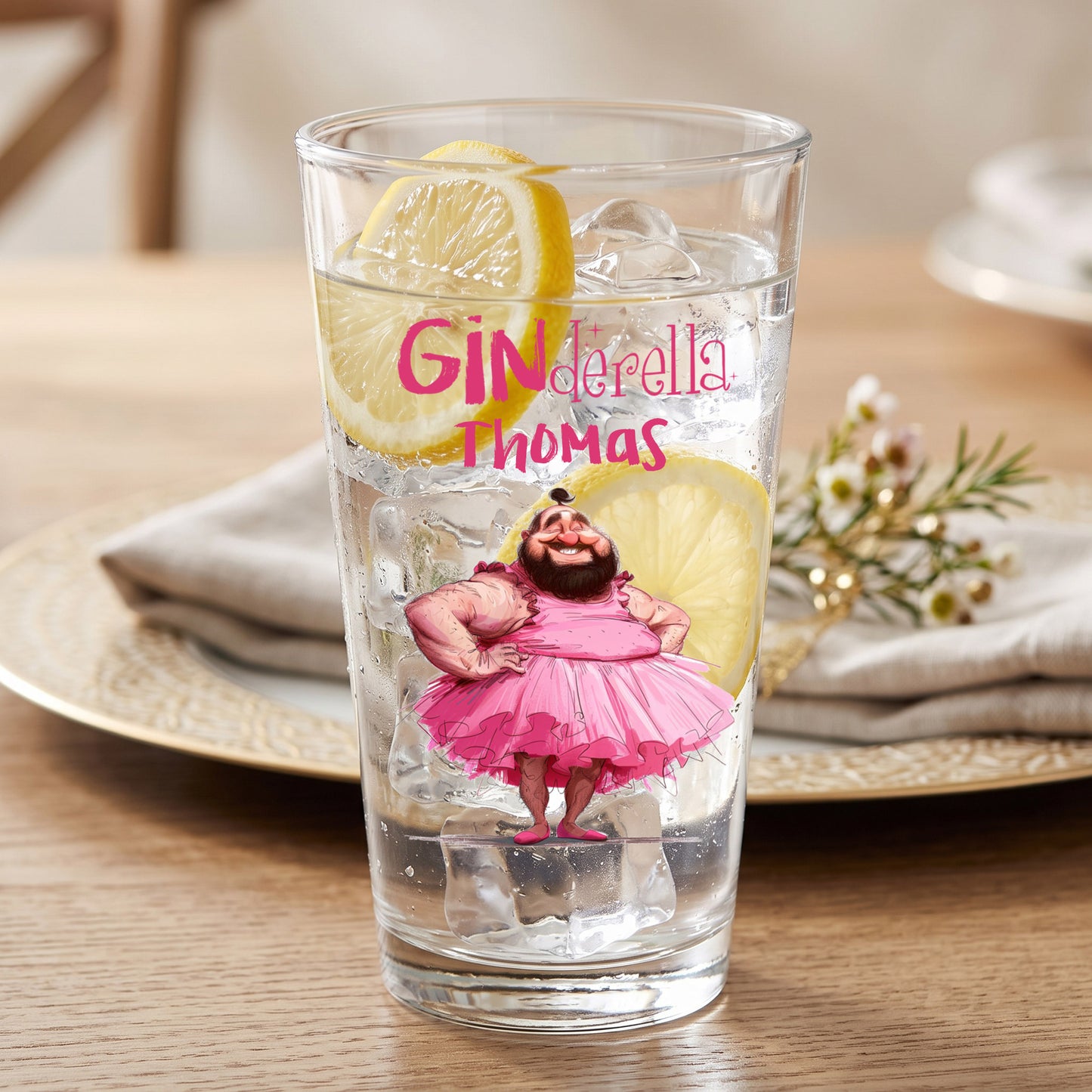 Personalisiertes Gin Tonic Glas Ginderella mit Name Thomas, Eiswürfeln und Zitronenscheiben auf gedecktem Tisch