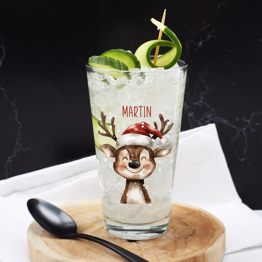 Leonardo Trinkglas mit Rentiermotiv und Name Martin, gefüllt mit Eis und Gurkenscheiben, festlich dekoriert zu Weihnachten.