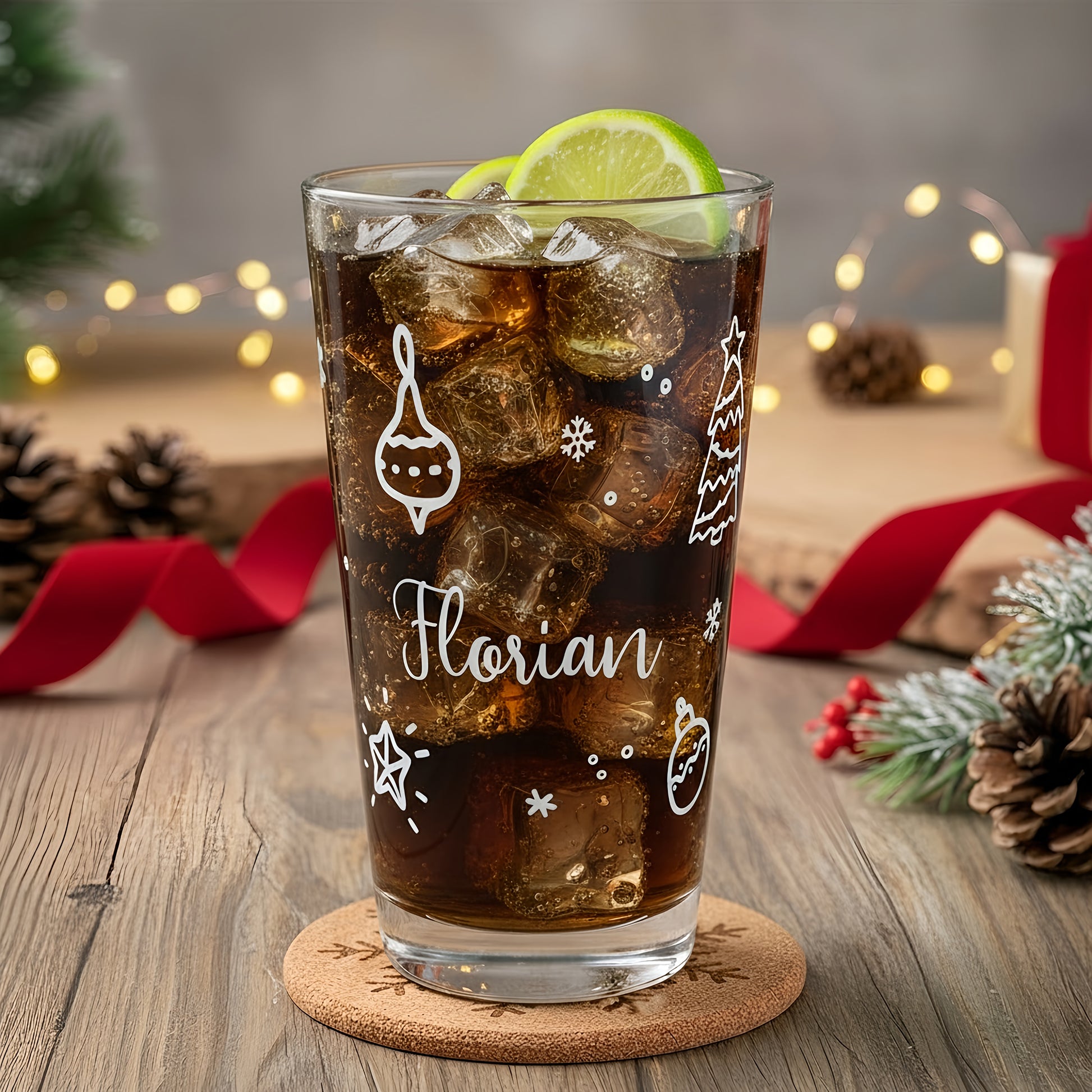 Weihnachtliches Trinkglas mit weißem Ornament-Design – Name Florian – befüllt mit Cola Cranberries und Limette, festlich dekoriert.