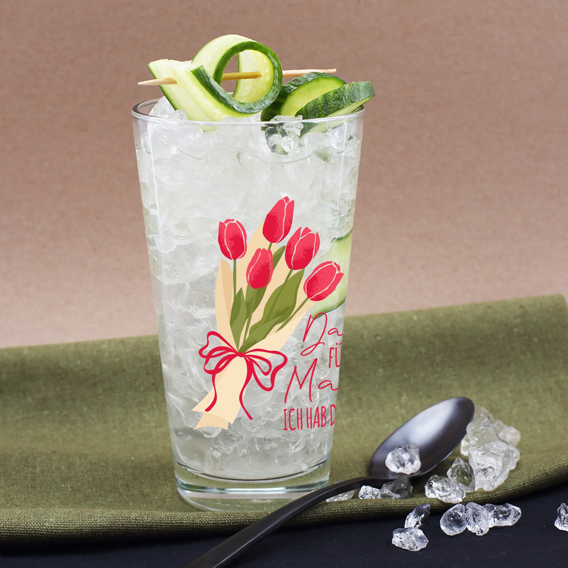 Trinkglas mit Tulpenmotiv und Schriftzug Danke für alles Mama auf rosa Hintergrund mit Himbeeren