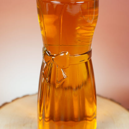 Detailaufnahme des Bierglases im Dirndl-Design mit eingearbeiteter Schleife im Glas