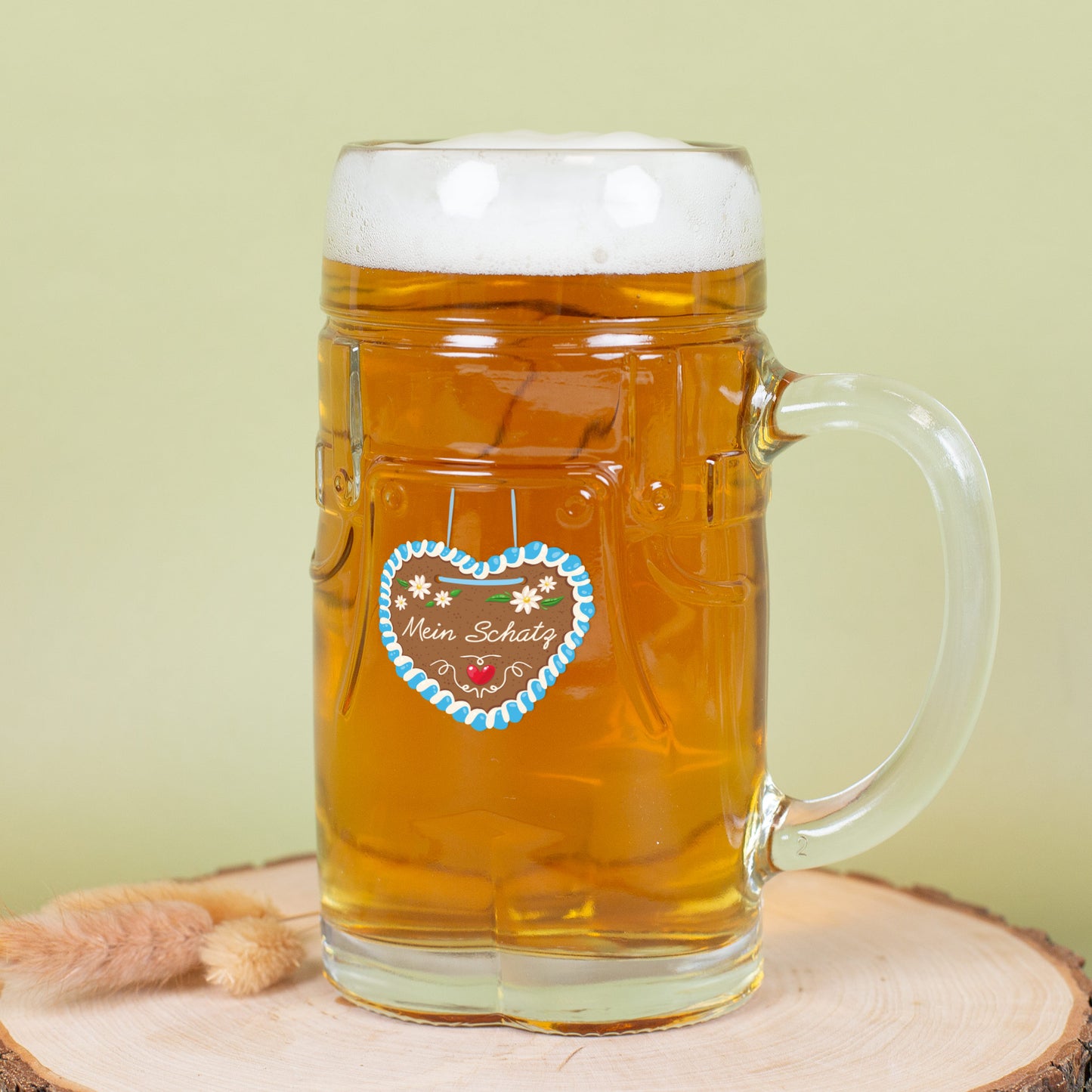 Bierkrug im Lederhosen-Design mit Lebkuchenherz und Name Mein Schatz