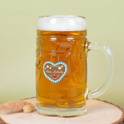 Bierkrug im Lederhosen-Design mit Lebkuchenherz und Name Mein Schatz