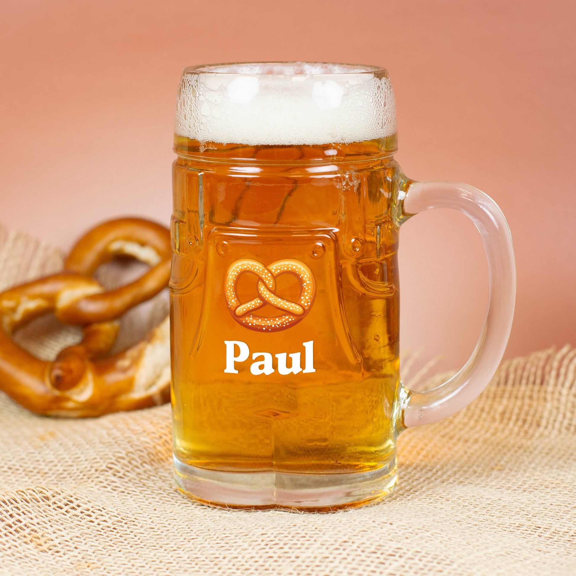 Rustikaler Bierkrug aus Glas mit Brezel-Motiv und Name Paul als Personalisierung