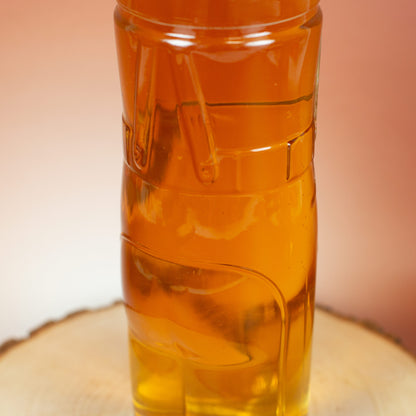 Detailansicht Bierglas mit Lederhosen-Design