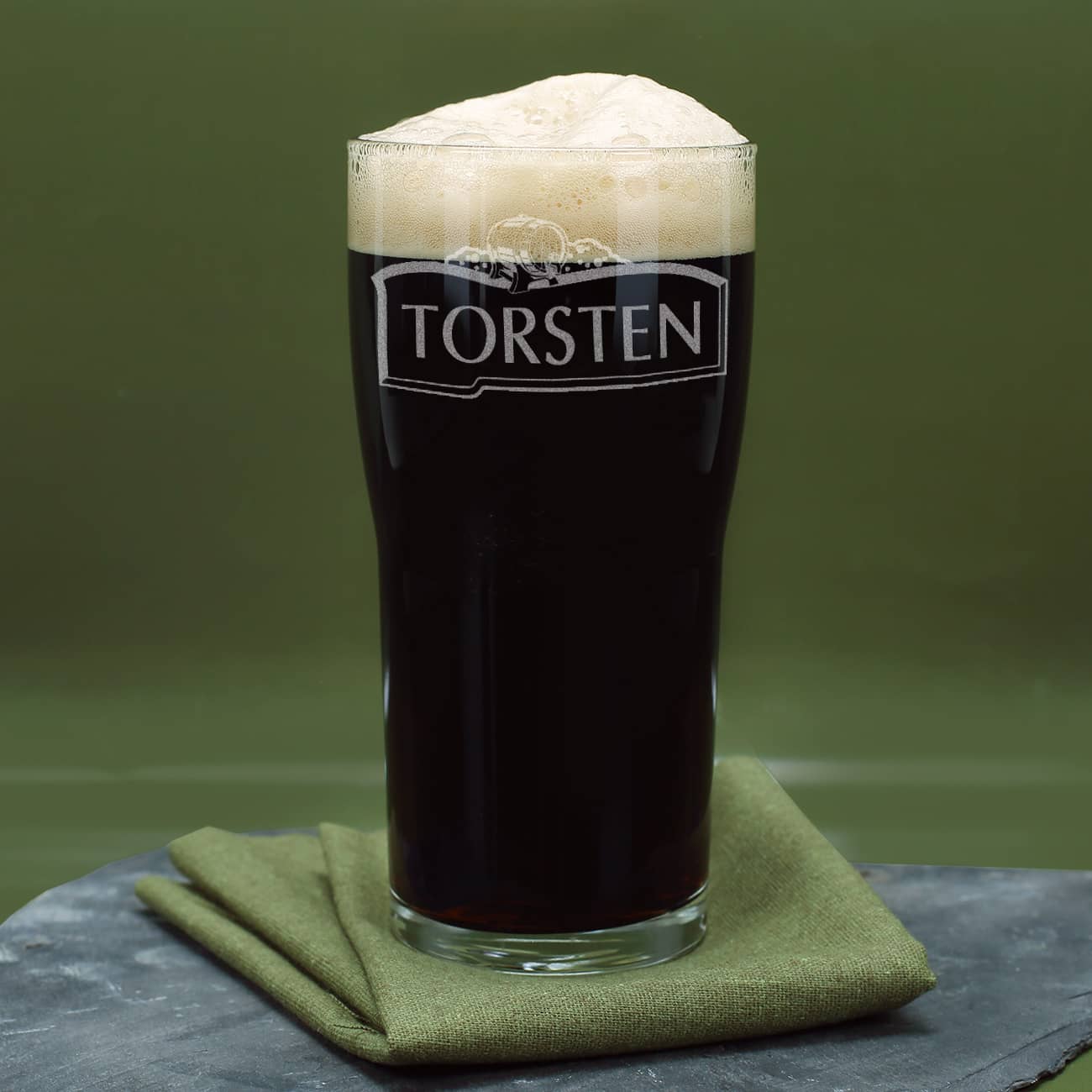 Pint Bierglas mit Namensgravur auf einem Schild