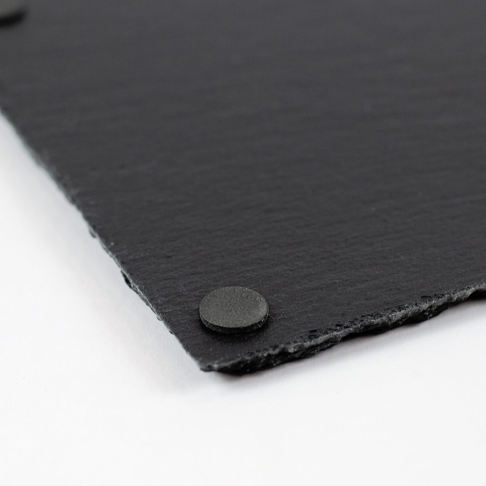 Detailansicht der Schieferplatte mit rutschfestem Gummifuß an der Unterseite.