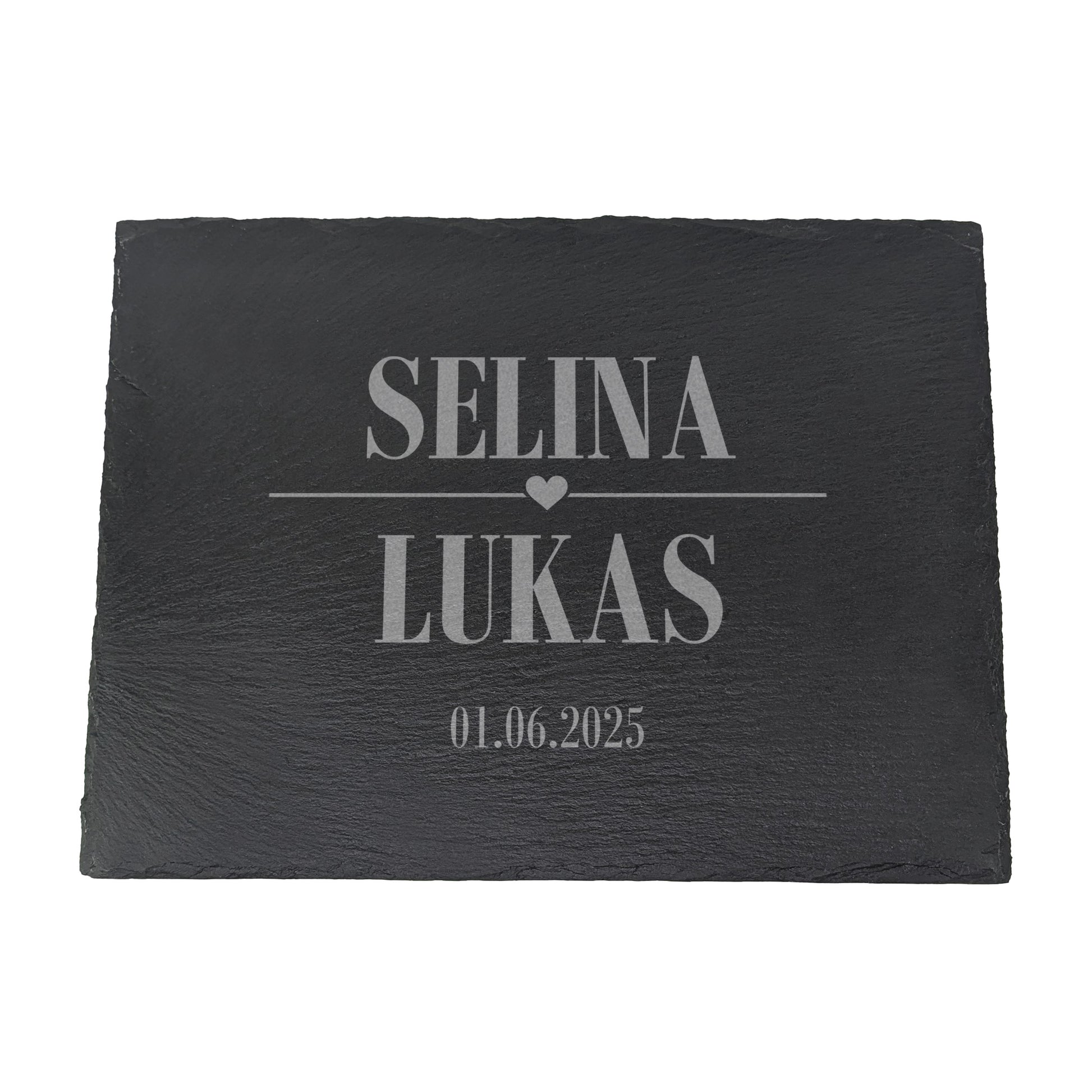 Schieferplatte mit Gravur „SELINA ♥ LUKAS“ und Datum 01.06.2025, freigestellt auf weißem Hintergrund