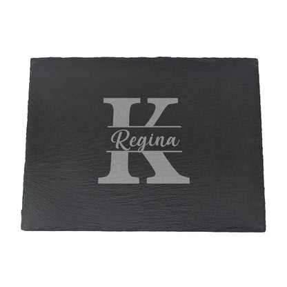 Freigestellte Schieferplatte mit Gravur „Regina“ und Initiale „K“ – zentrierte Aufnahme auf weißem Hintergrund