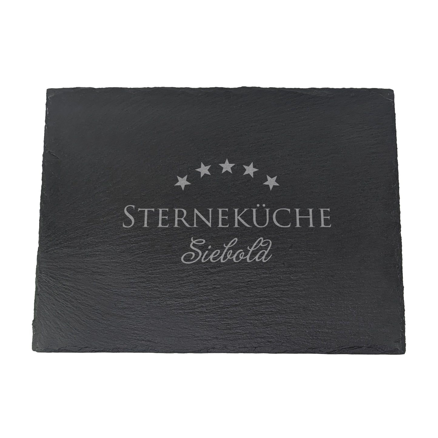 Schieferplatte mit Gravur „STERNEKÜCHE Siebold“, freigestellt auf weißem Hintergrund – Fokus auf Motiv und Materialstruktur
