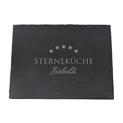Schieferplatte mit Gravur „STERNEKÜCHE Siebold“, freigestellt auf weißem Hintergrund – Fokus auf Motiv und Materialstruktur