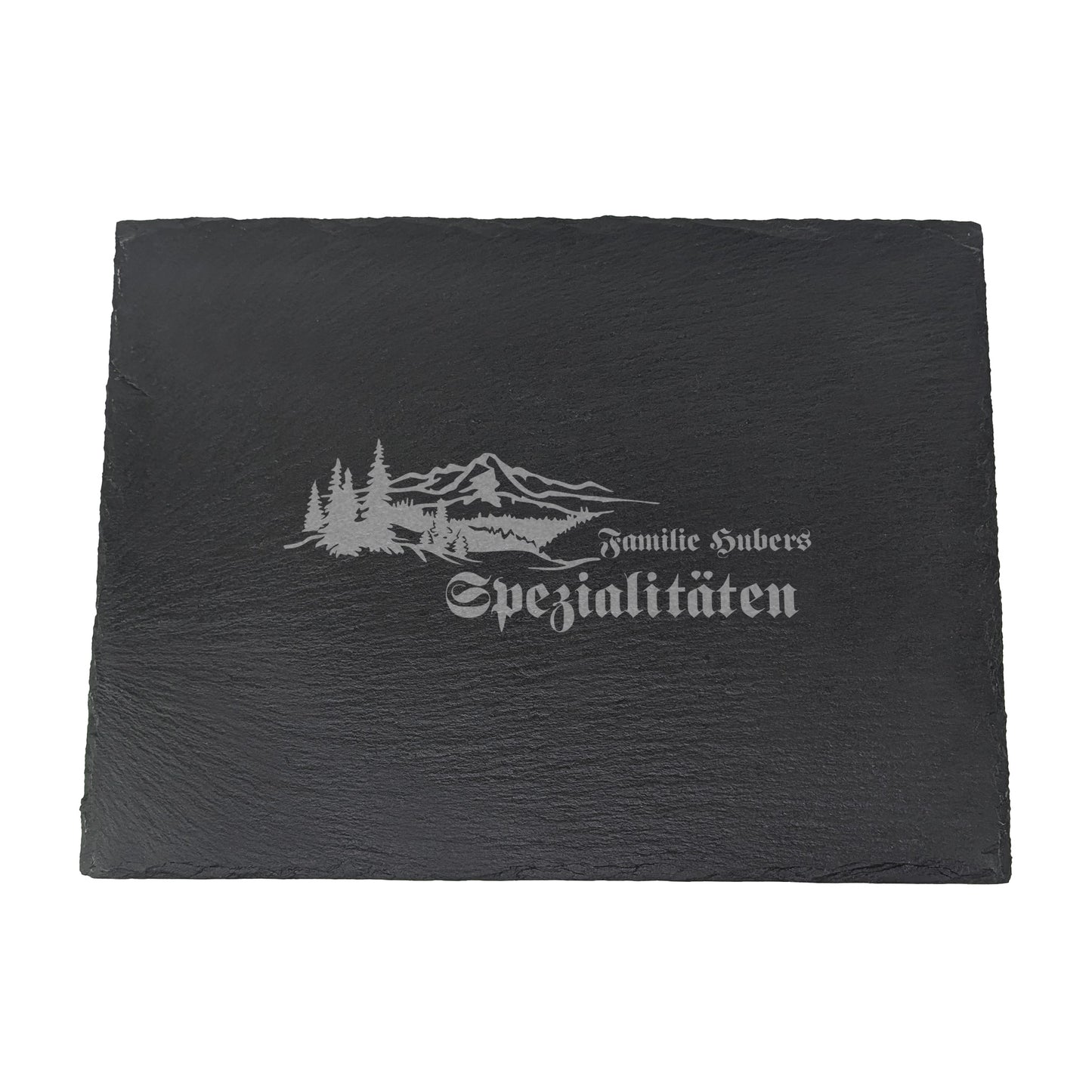 Schieferplatte mit Gravur „Familie Hubers Spezialitäten“ und rustikalem Naturmotiv auf weißem Hintergrund