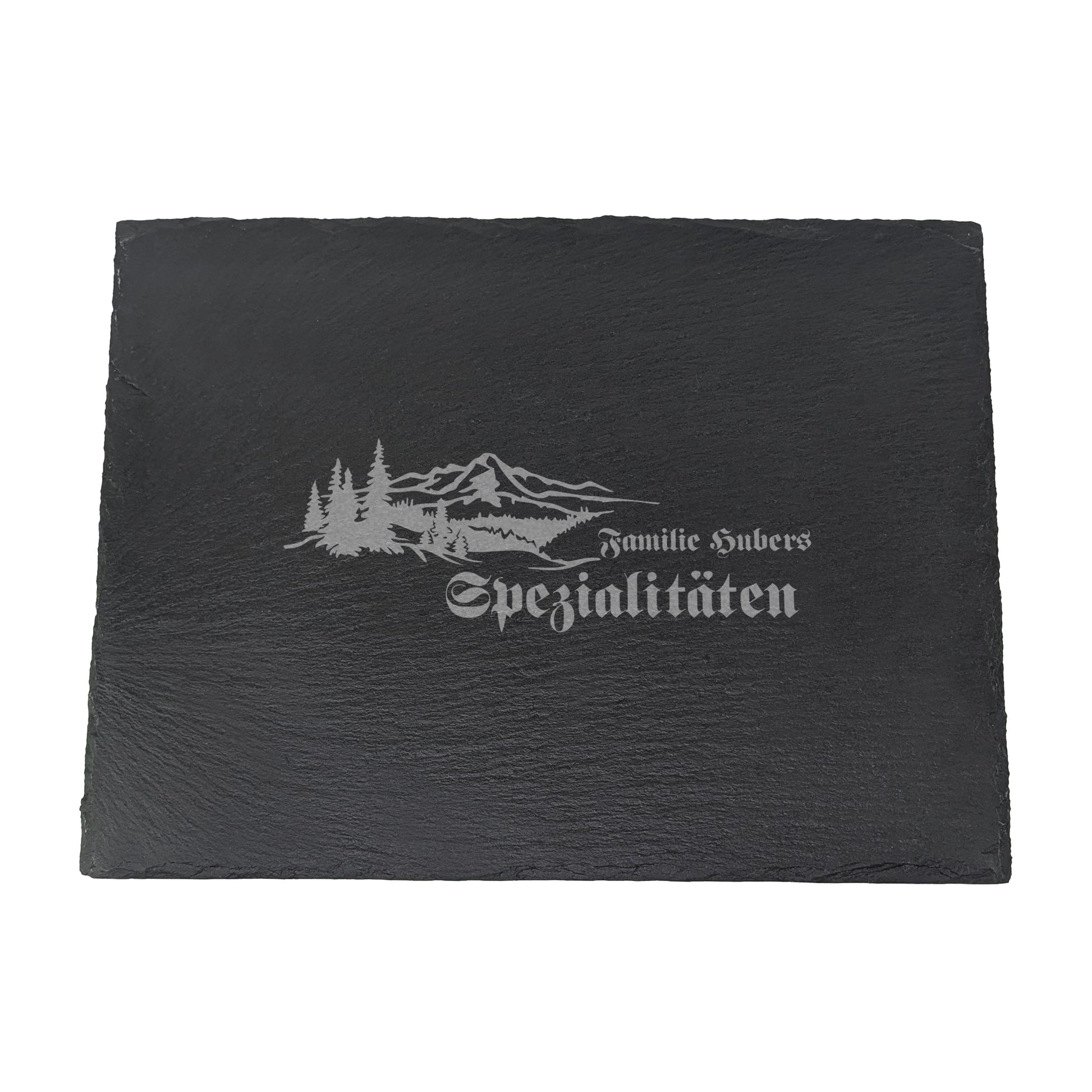Schieferplatte mit Gravur „Familie Hubers Spezialitäten“ und rustikalem Naturmotiv auf weißem Hintergrund