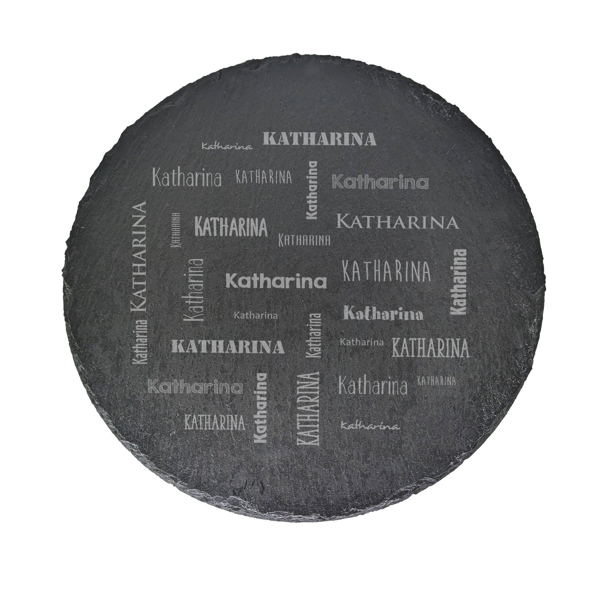 Freigestellte Schieferplatte mit Gravur „Katharina“ in verschiedenen Schriftarten
