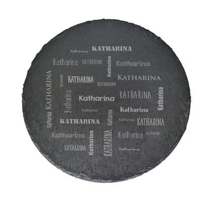 Freigestellte Schieferplatte mit Gravur „Katharina“ in verschiedenen Schriftarten