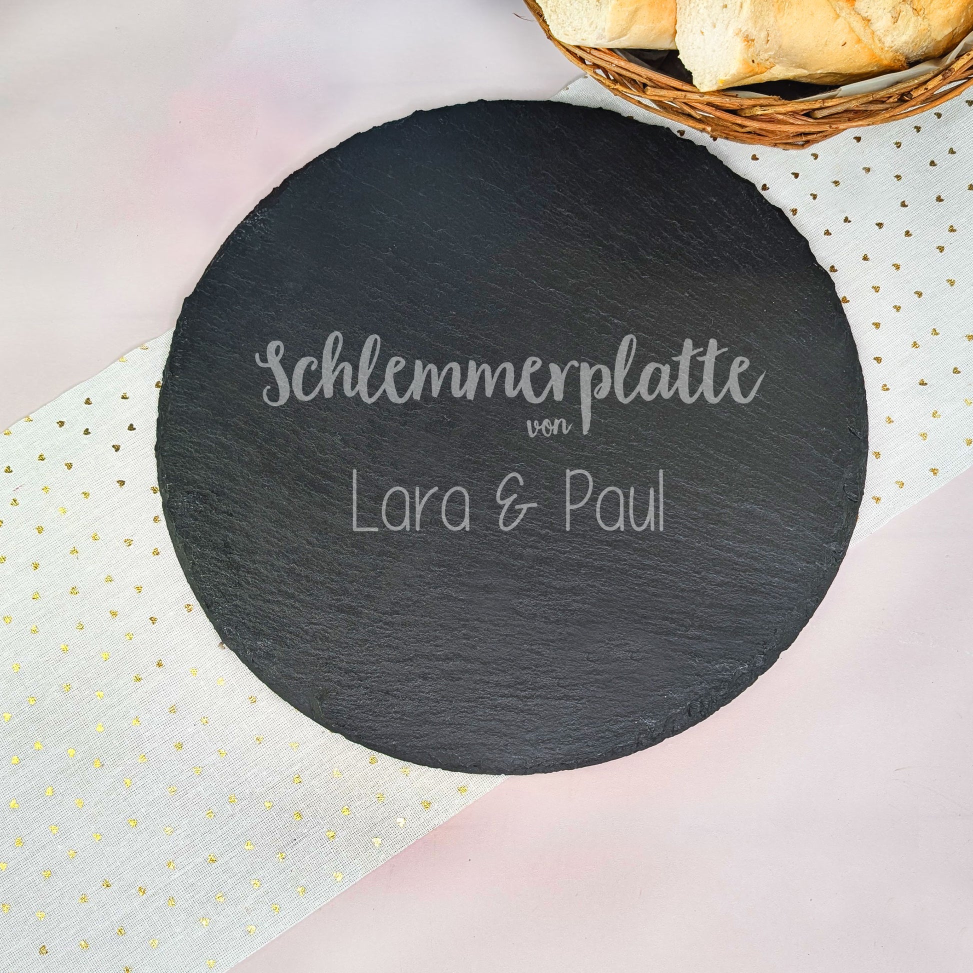 Personalisierte Schieferplatte mit Schlemmer-Motiv, Gravur mit Spruch und zwei Namen, dekoriert mit einem Baguettekorb