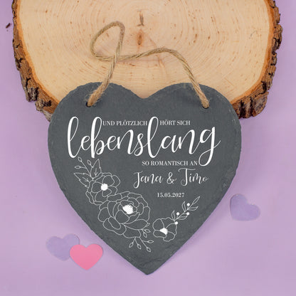 Personalisiertes Schieferherz zur Hochzeit mit Namen und Hochzeitsdatum sowie floralem Lebenslang Motiv