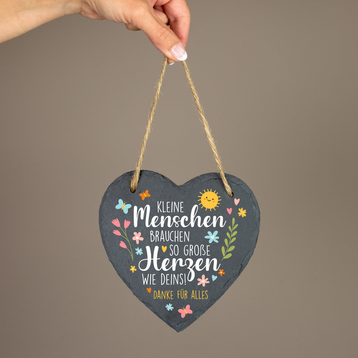 Personalisiertes Herzschild aus Schiefer mit Juteband und Wunschtext als Abschiedsgeschenk für Erzieher