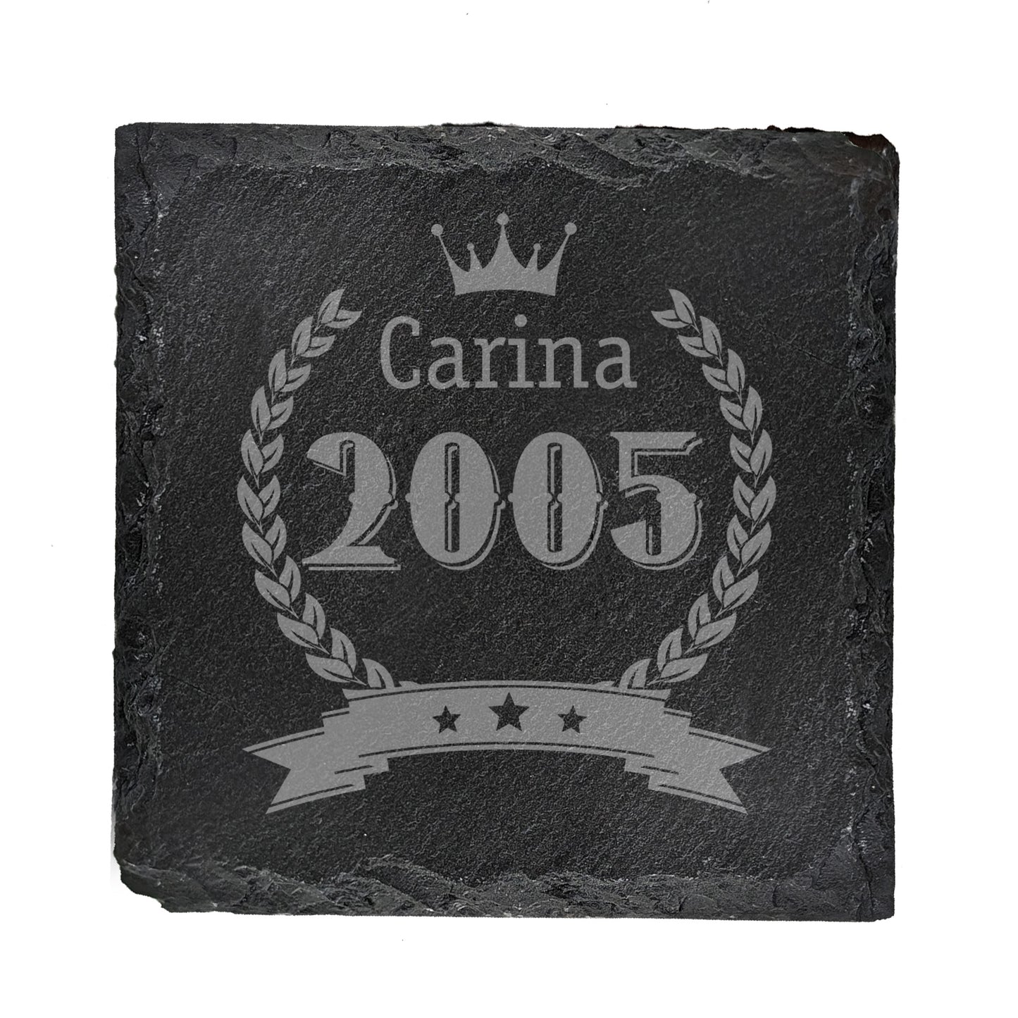 Personalisiertes Schiefer-Untersetzer-Geschenk mit Jahr 2005 und Name Carina auf weißem Hintergrund