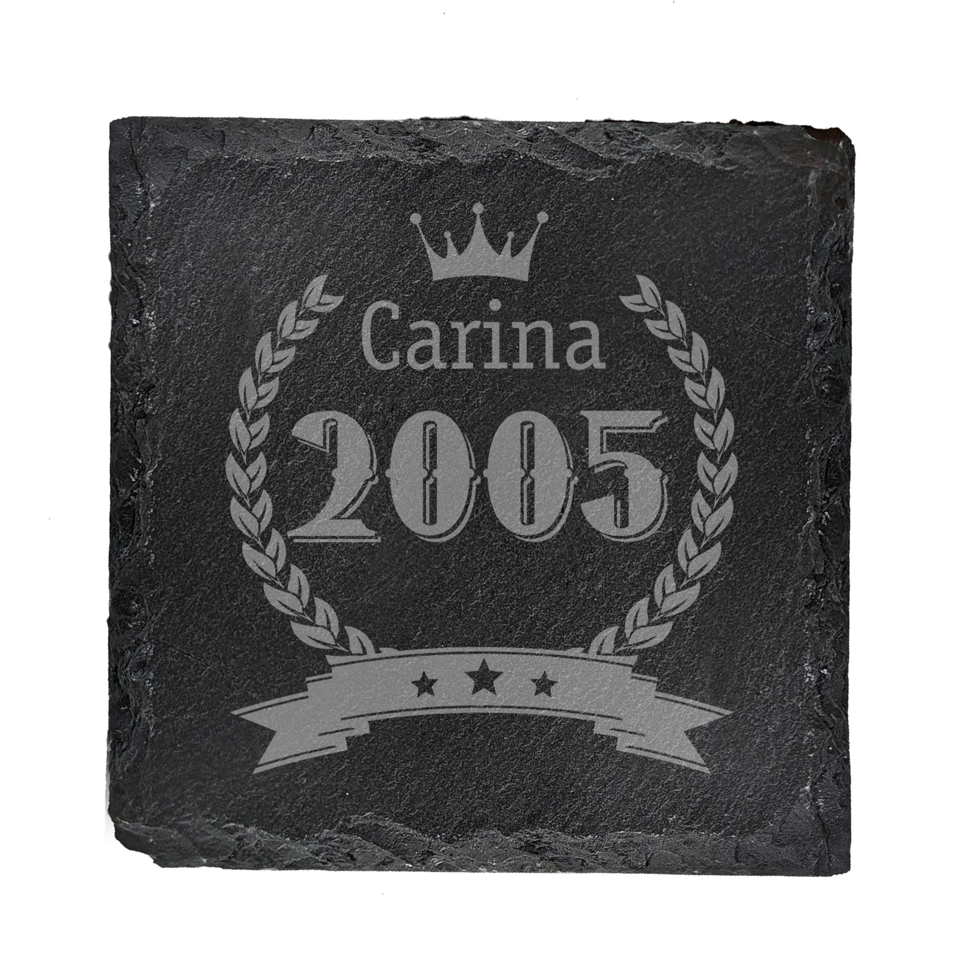 Personalisiertes Schiefer-Untersetzer-Geschenk mit Jahr 2005 und Name Carina auf weißem Hintergrund