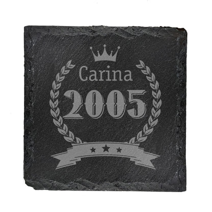 Personalisiertes Schiefer-Untersetzer-Geschenk mit Jahr 2005 und Name Carina auf weißem Hintergrund