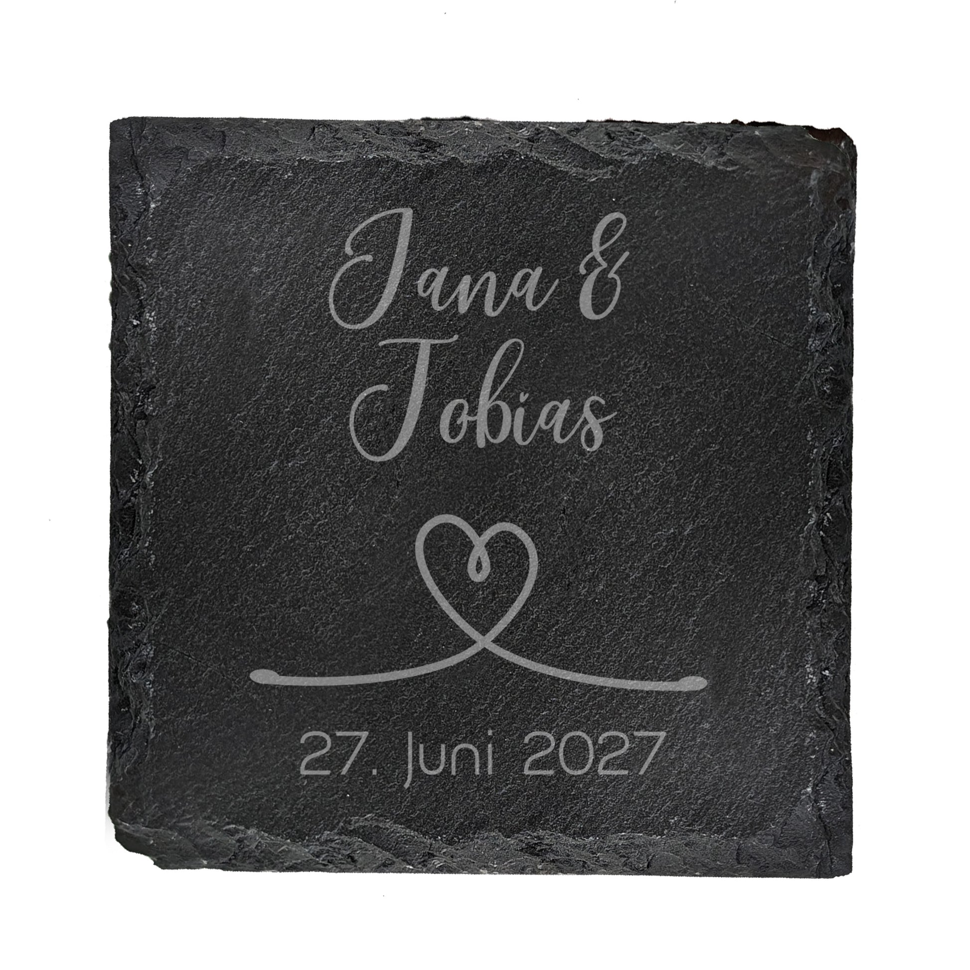 Quadratischer Schiefer-Untersetzer mit Gravur der Namen "Jana & Tobias" und Datum, Herzlinien-Motiv
