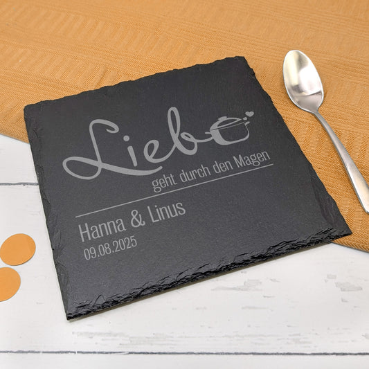 Quadratische Schieferplatte mit Gravur „Liebe geht durch den Magen“