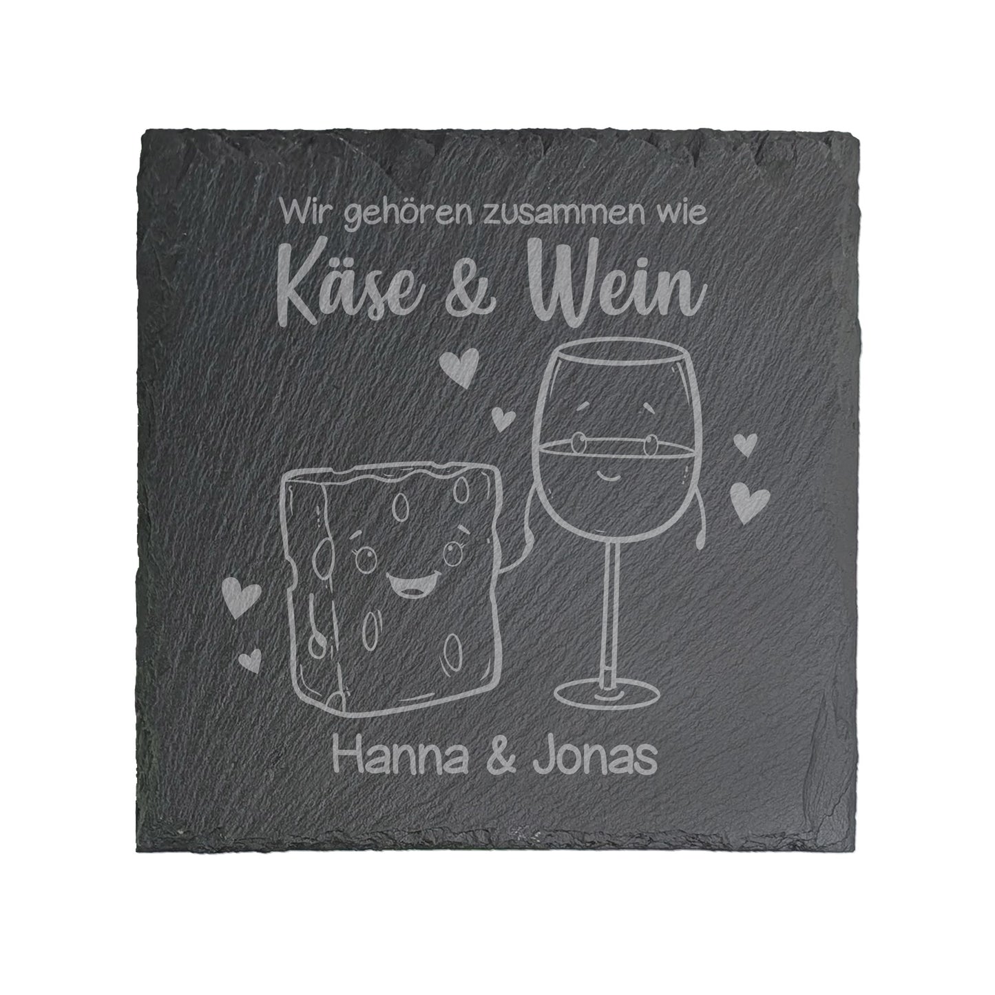 Freigestelltes Bild der Schieferplatte mit graviertem „Käse und Wein“-Motiv und zwei personalisierten Namen auf weißem Hintergrund