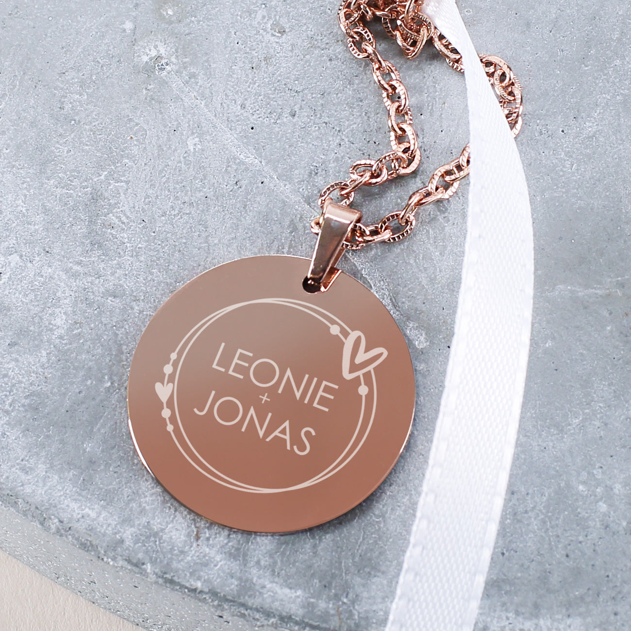 Gravierte Namenskette mit Herzen - in Roségold