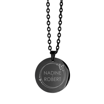 Gravierte Namenskette mit Herzen - in Schwarz freigestellt auf weißem Hintergrund