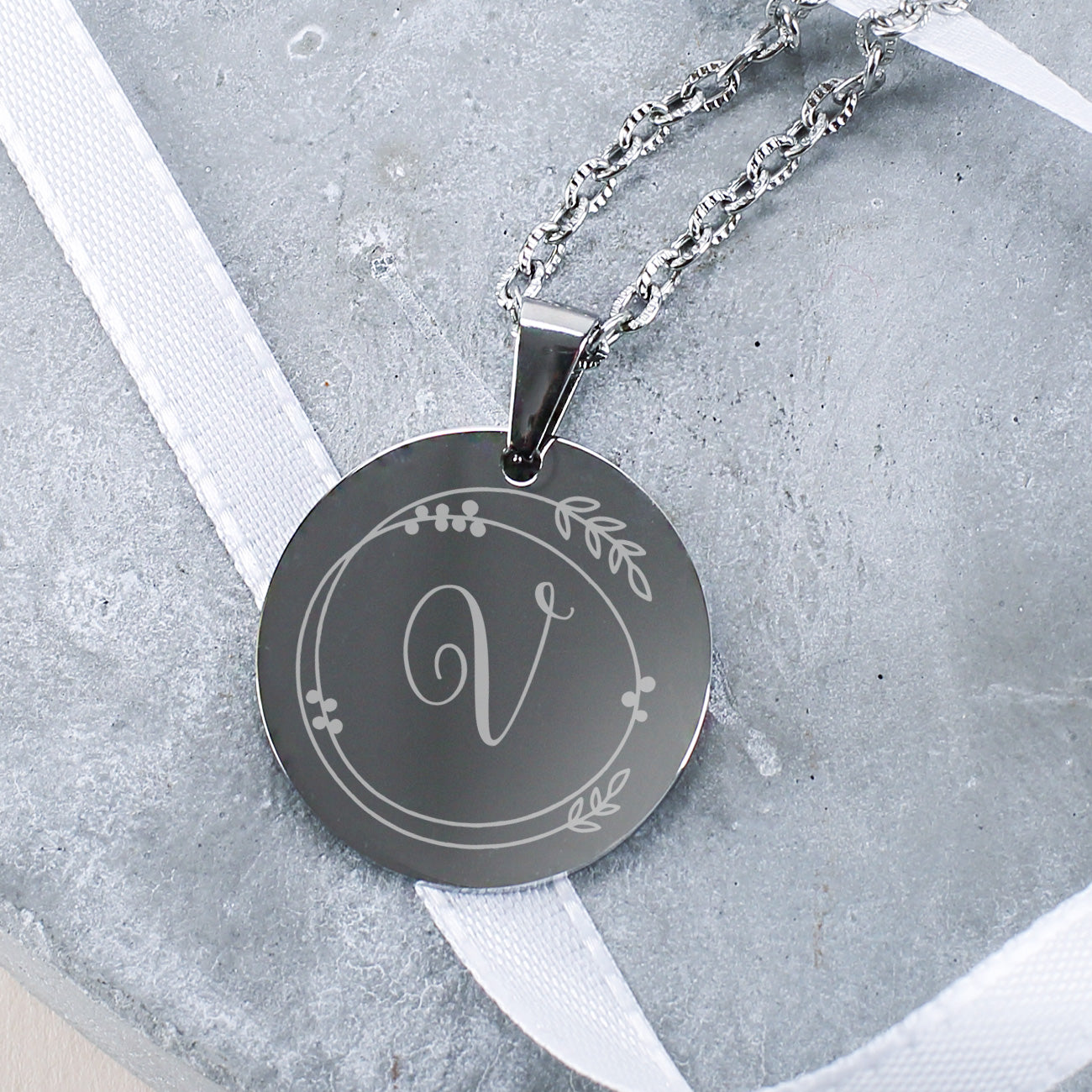 Kette mit Gravur der Initiale & Ornament - in Silber