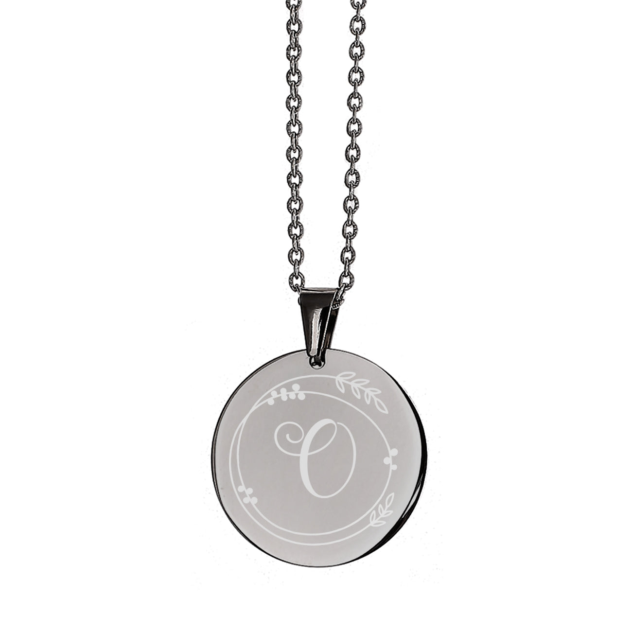 Kette mit Gravur der Initiale & Ornament in Silber freigestellt auf weißem Hintergrund