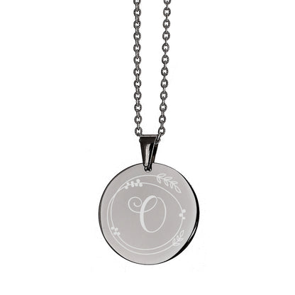 Kette mit Gravur der Initiale & Ornament in Silber freigestellt auf weißem Hintergrund