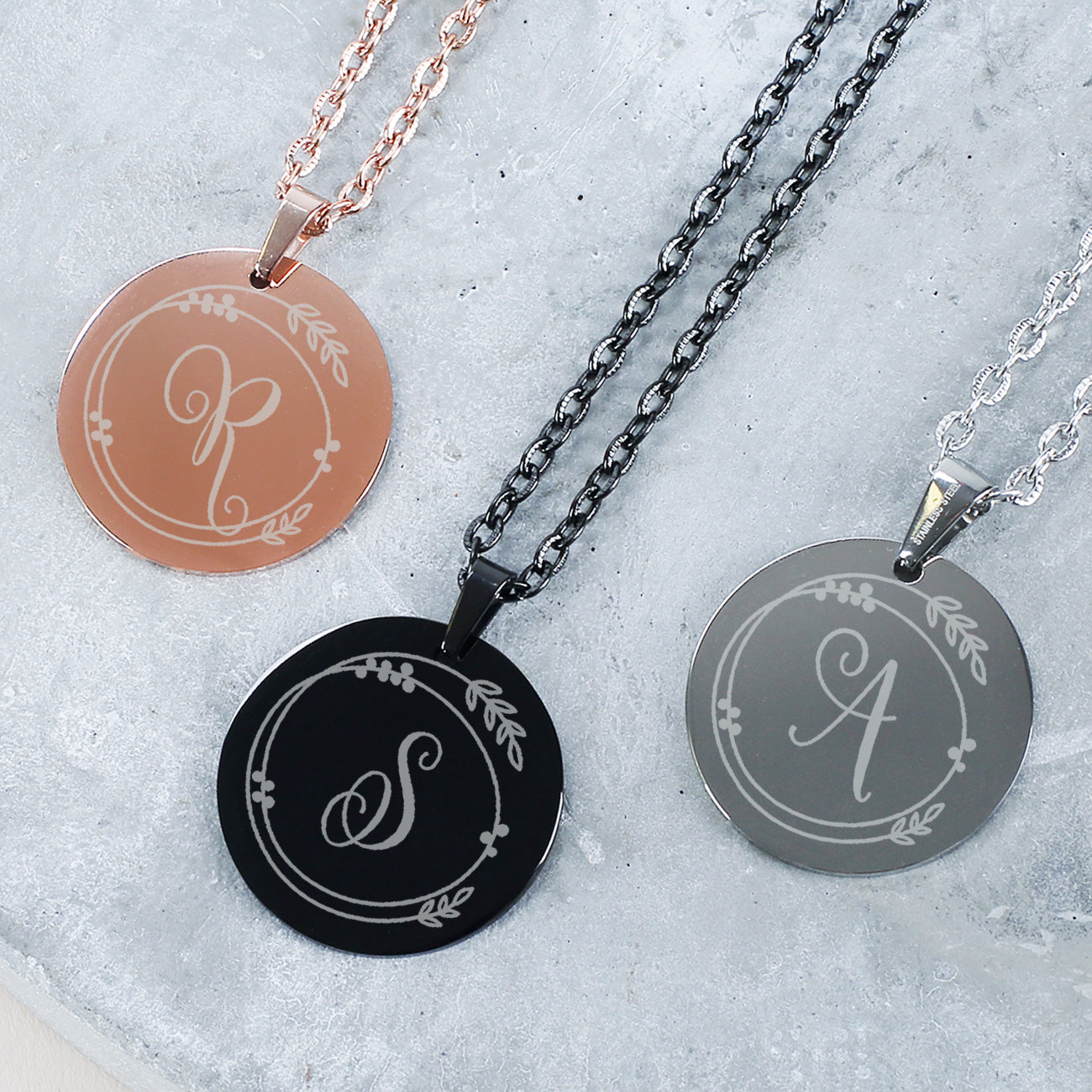 Kette mit Gravur der Initiale & Ornament - in Silber, Schwarz oder Roségold