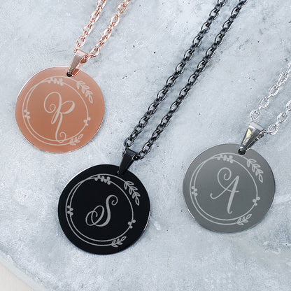 Kette mit Gravur der Initiale & Ornament - in Silber, Schwarz oder Roségold
