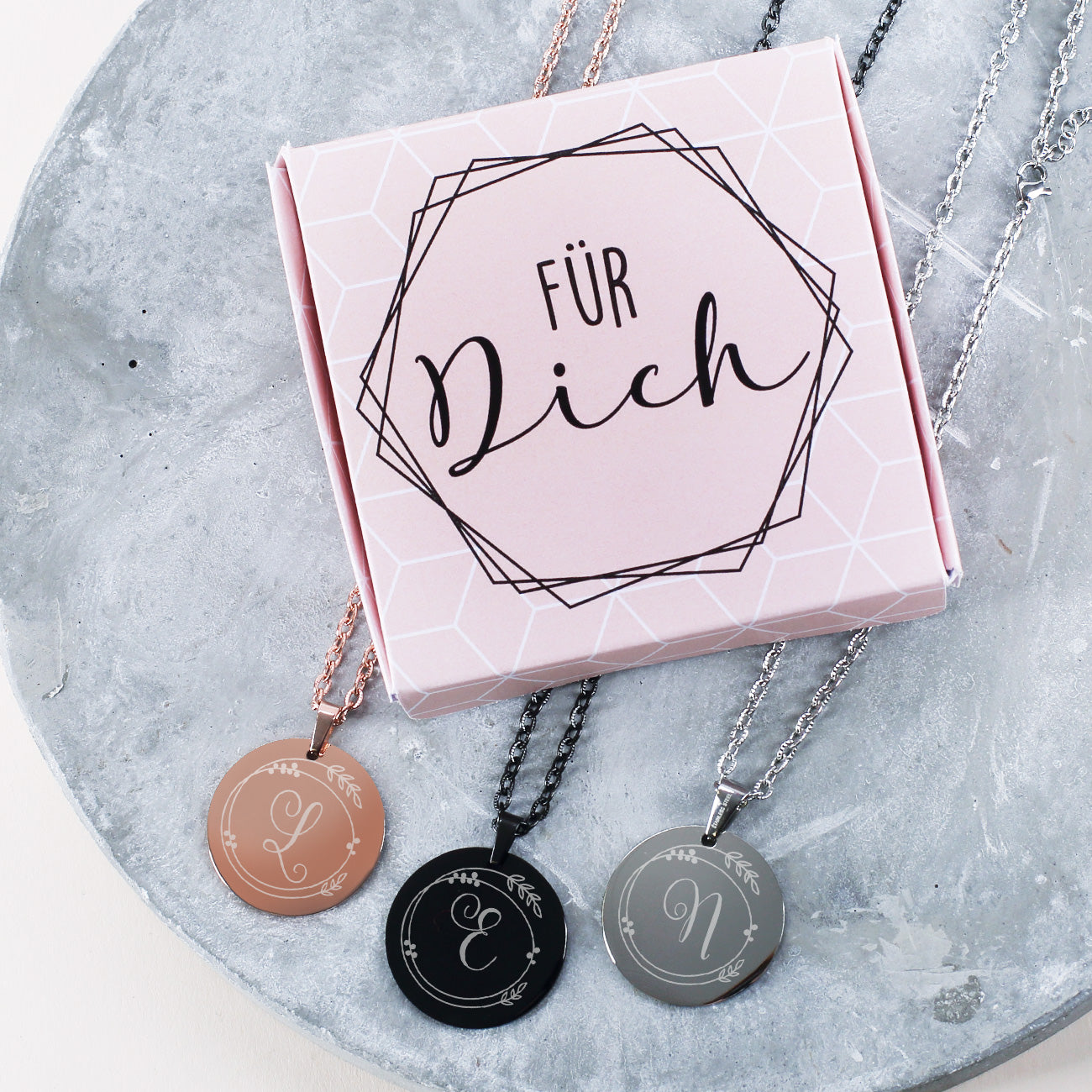 Kette mit Gravur der Initiale & Ornament mit Geschenkbox - in Silber, Schwarz oder Roségold 