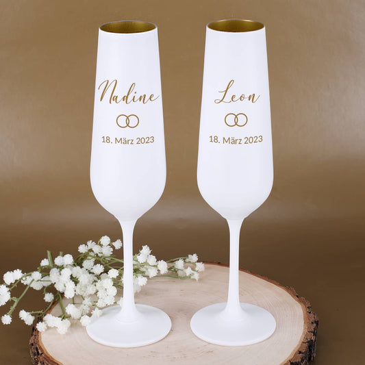 Sektgläser in Weiß-Gold mit Namen und Datum graviert für die Hochzeit