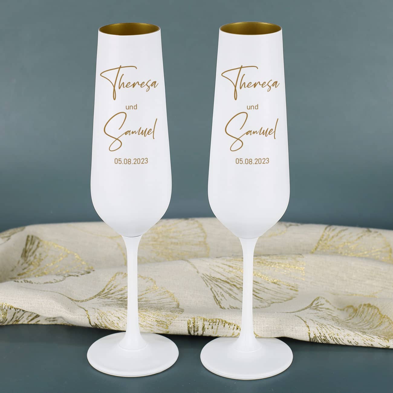 Goldene Sektgläser zur Hochzeit im 2er Set mit Gravur