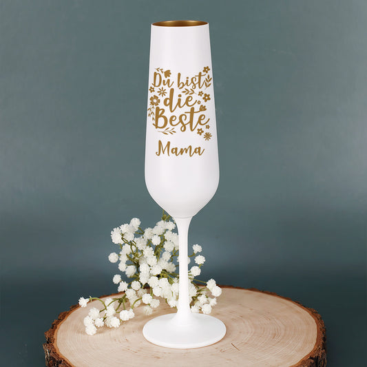 Sektglas mit Gravur „Du bist die Beste Mama“ – auf Baumscheibe mit Schleierkraut dekoriert, weiß-mattes Glas außen, gold glänzend innen