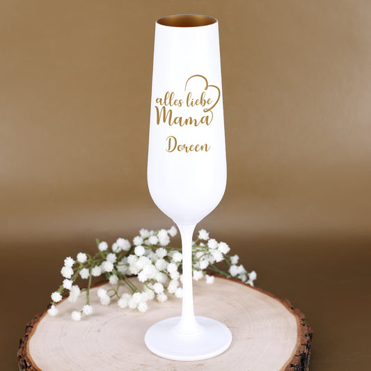 Sektglas mit Herzgravur und goldener Aufschrift „alles liebe Mama“, personalisiert mit Name Doreen