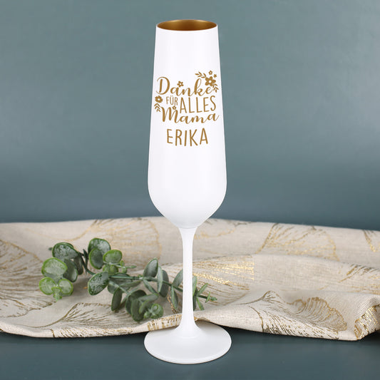 Weiß-goldenes Sektglas mit Gravur „Danke für alles Mama – Erika“, dekoriert mit Eukalyptus