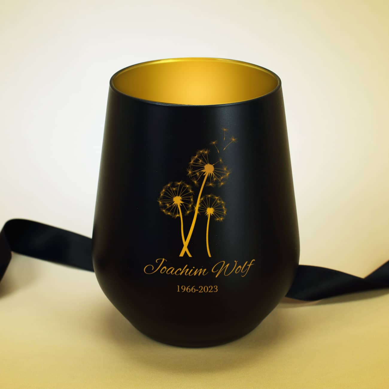 Schwarz-Gold gravierter Kerzenbecher mit Pusteblumen und Name als Andenken an einen geliebten Menschen