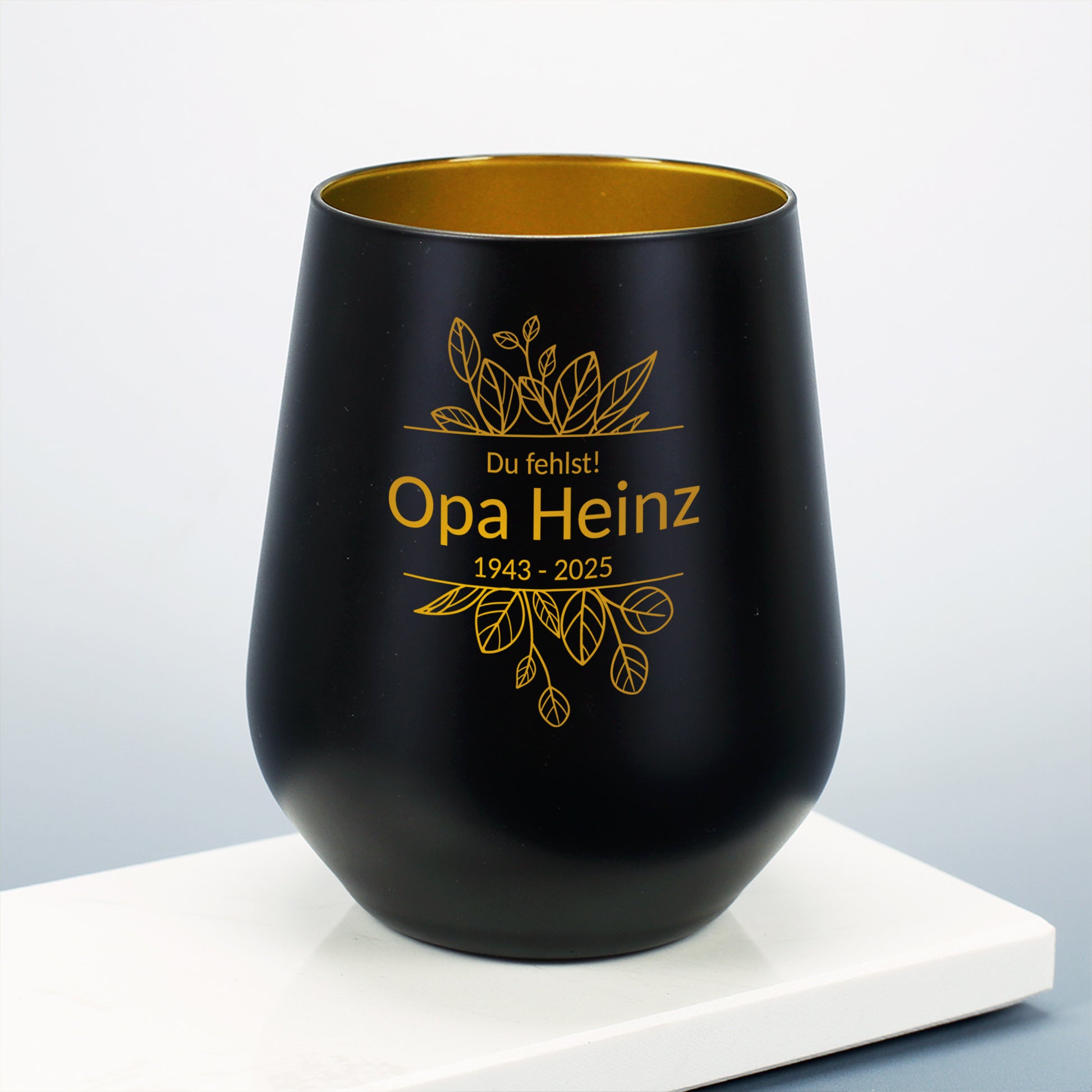 Detailansicht der Gravur auf dem schwarzen Windlicht – klar erkennbare Beschriftung & Motiv