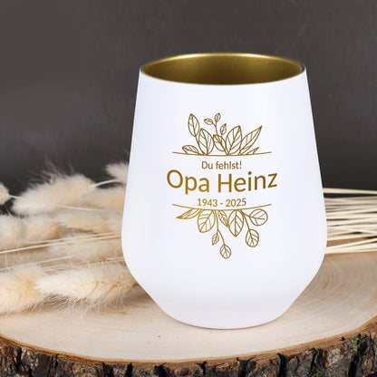 Detailansicht der Gravur auf dem weißen Windlicht – klar erkennbare Beschriftung & Motiv