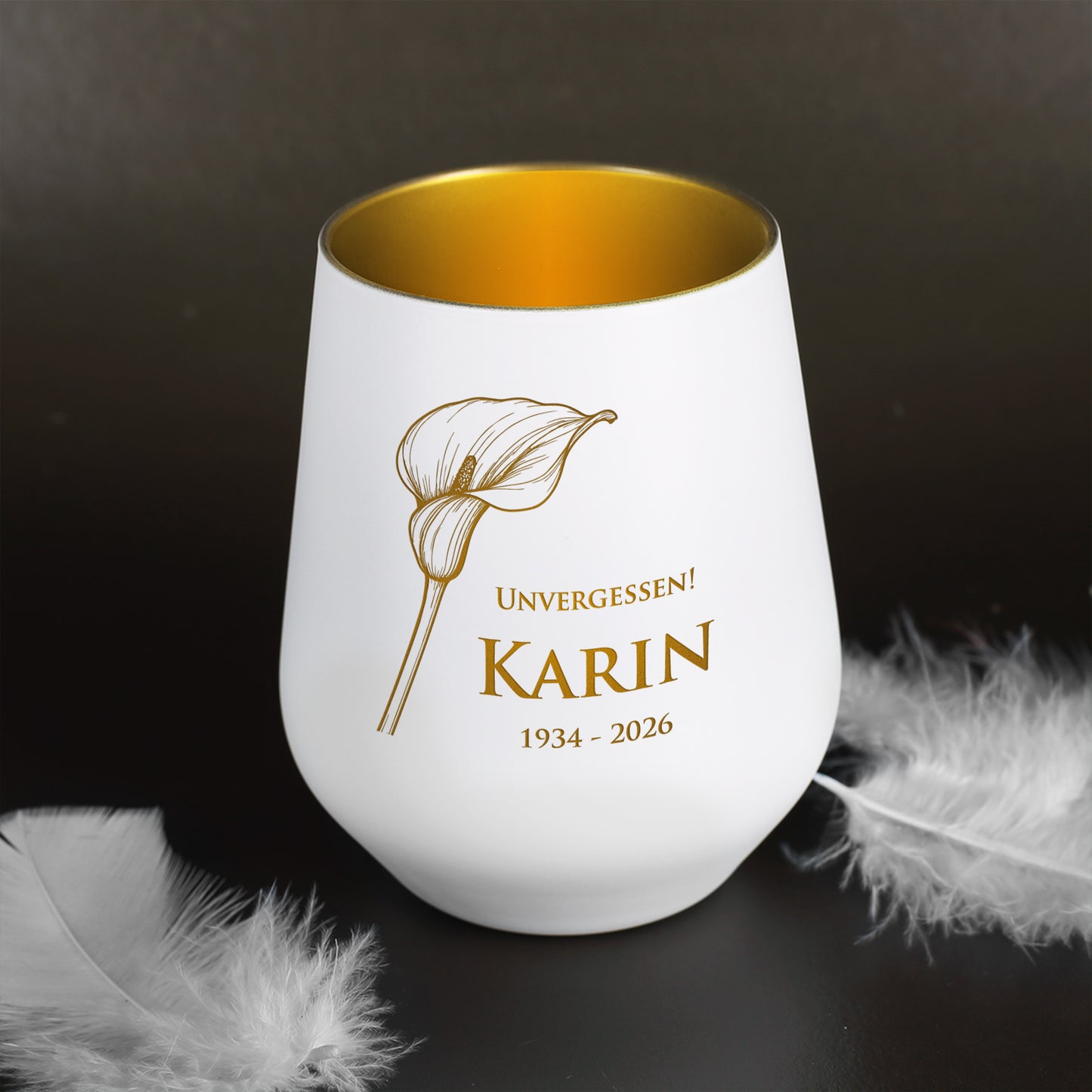 Weißes Windlicht mit Calla-Motiv, graviert mit "Unvergessen! Karin 1934–2026", goldfarbene Innenseite
