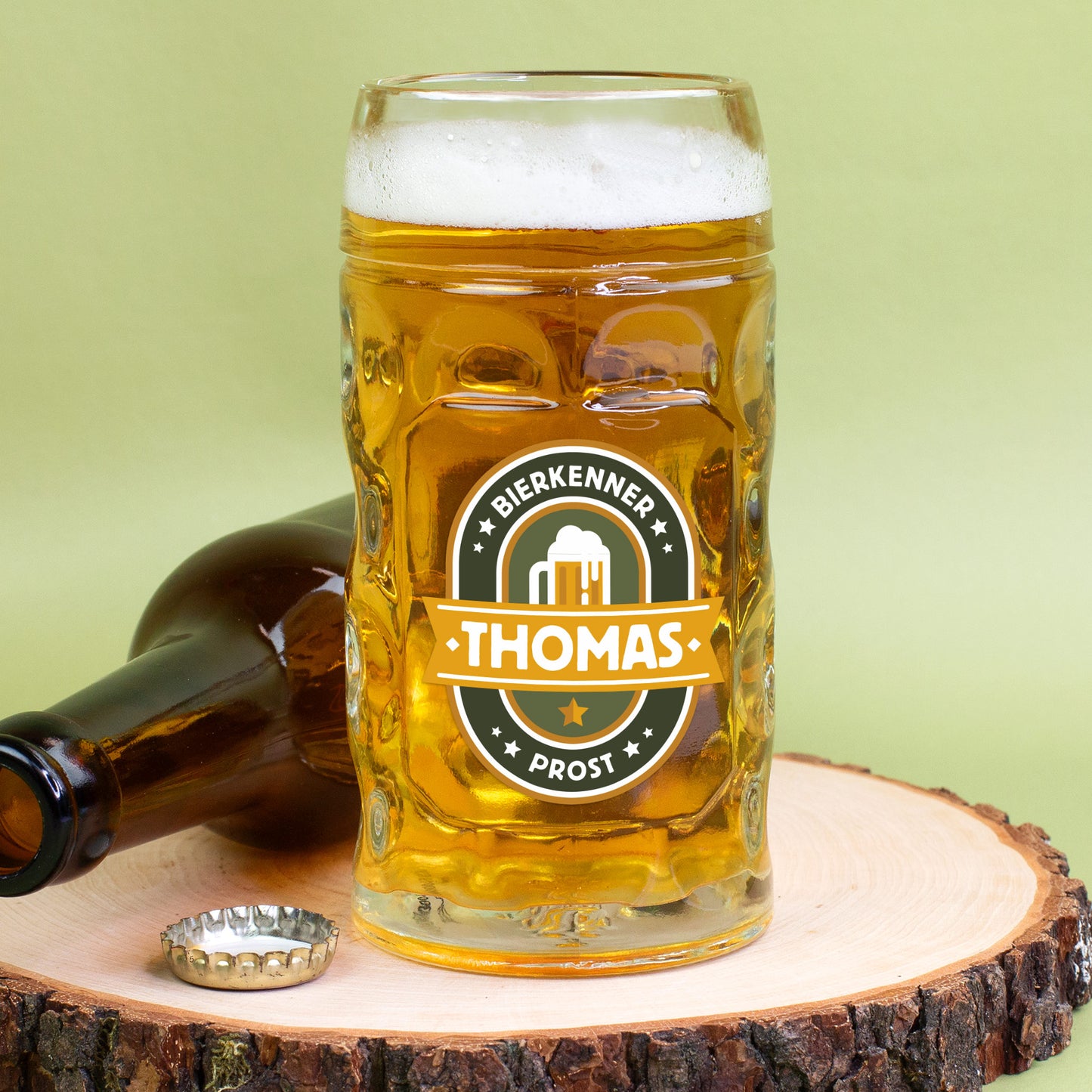 Bierkrug 0,5 l in Frontansicht – personalisiert mit Namensdruck im Zentrum des Bierkenner-Motivs